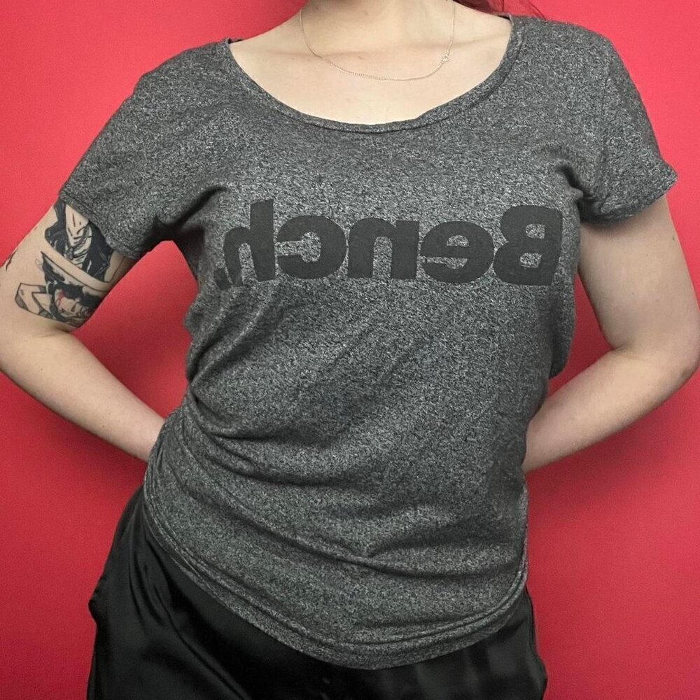 Bench / grey and black tee shirt